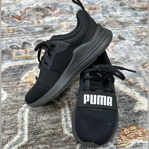 Black puma boy sneakers.